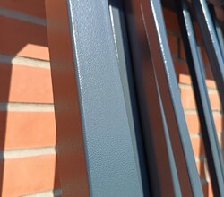 Металлическая решётка с порошковым покрытием, цвет RAL7024, шагрень